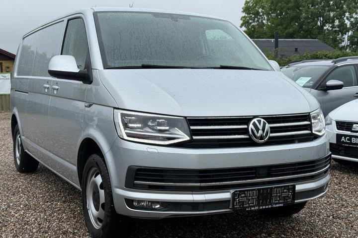 Grå VW Transporter fra 2019