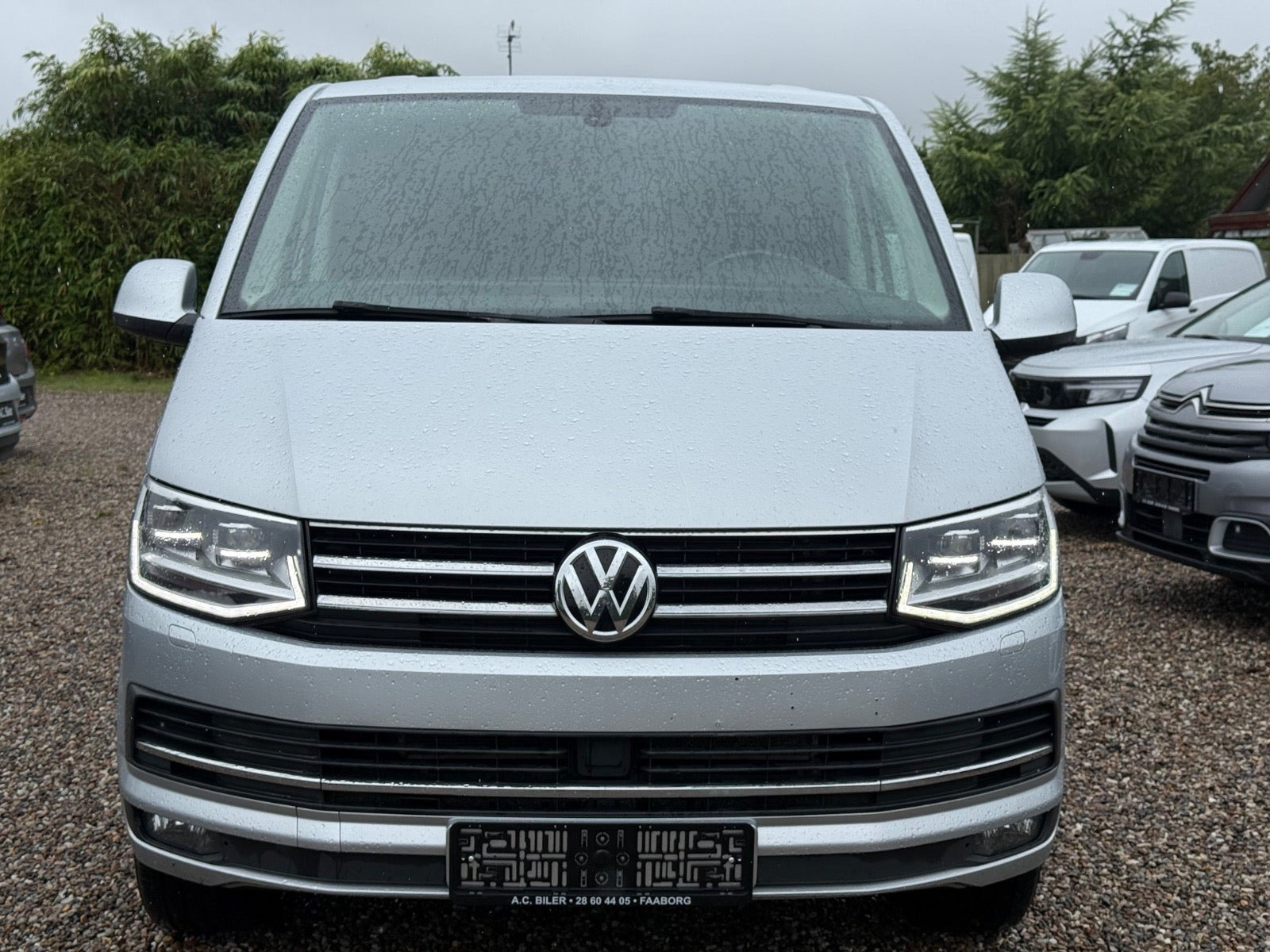 Grå VW Transporter fra 2019