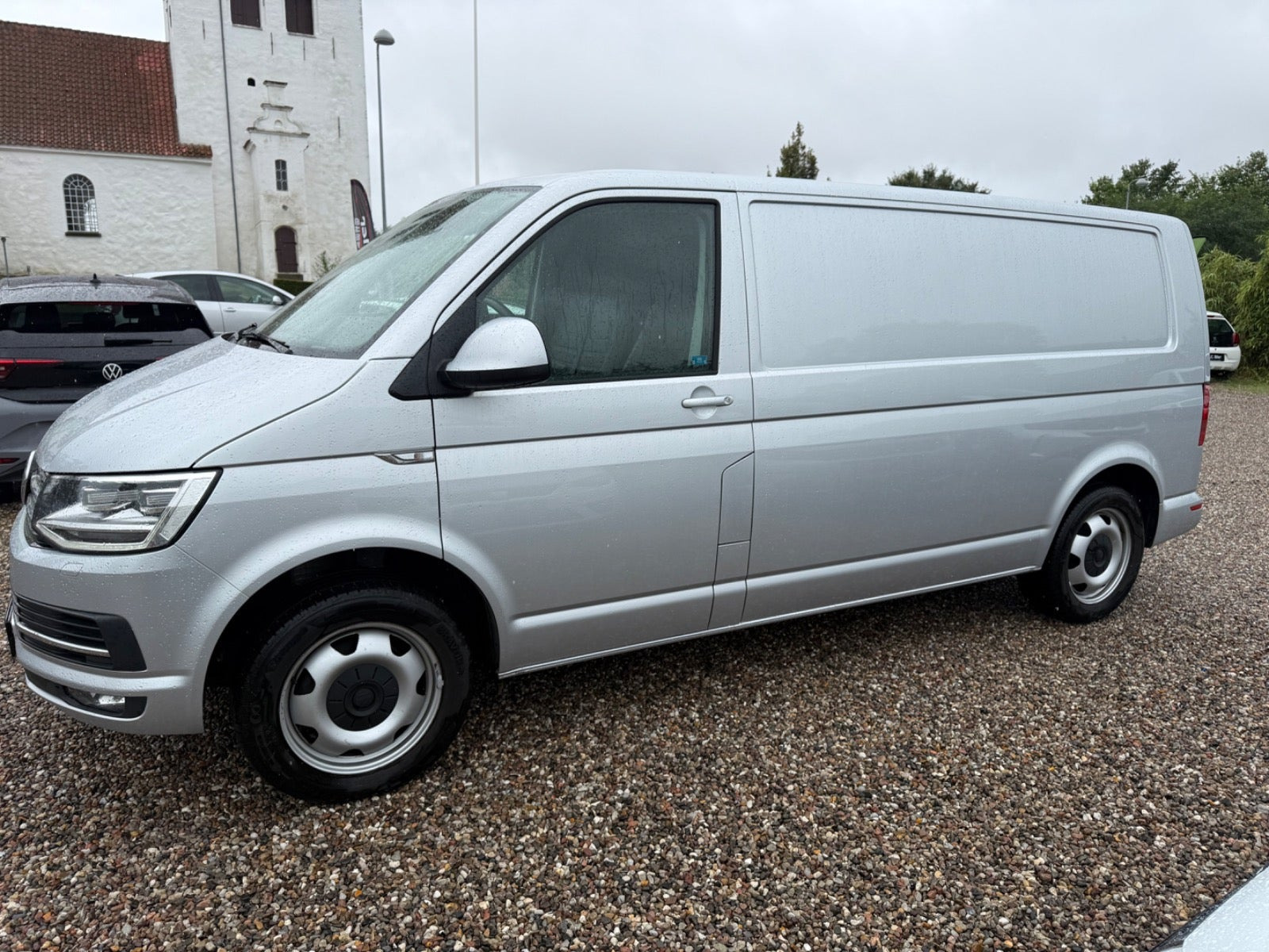 Grå VW Transporter fra 2019