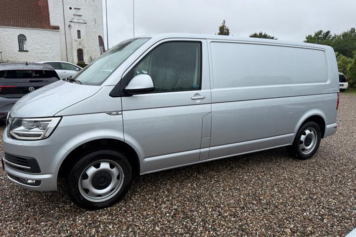 Grå VW Transporter fra 2019