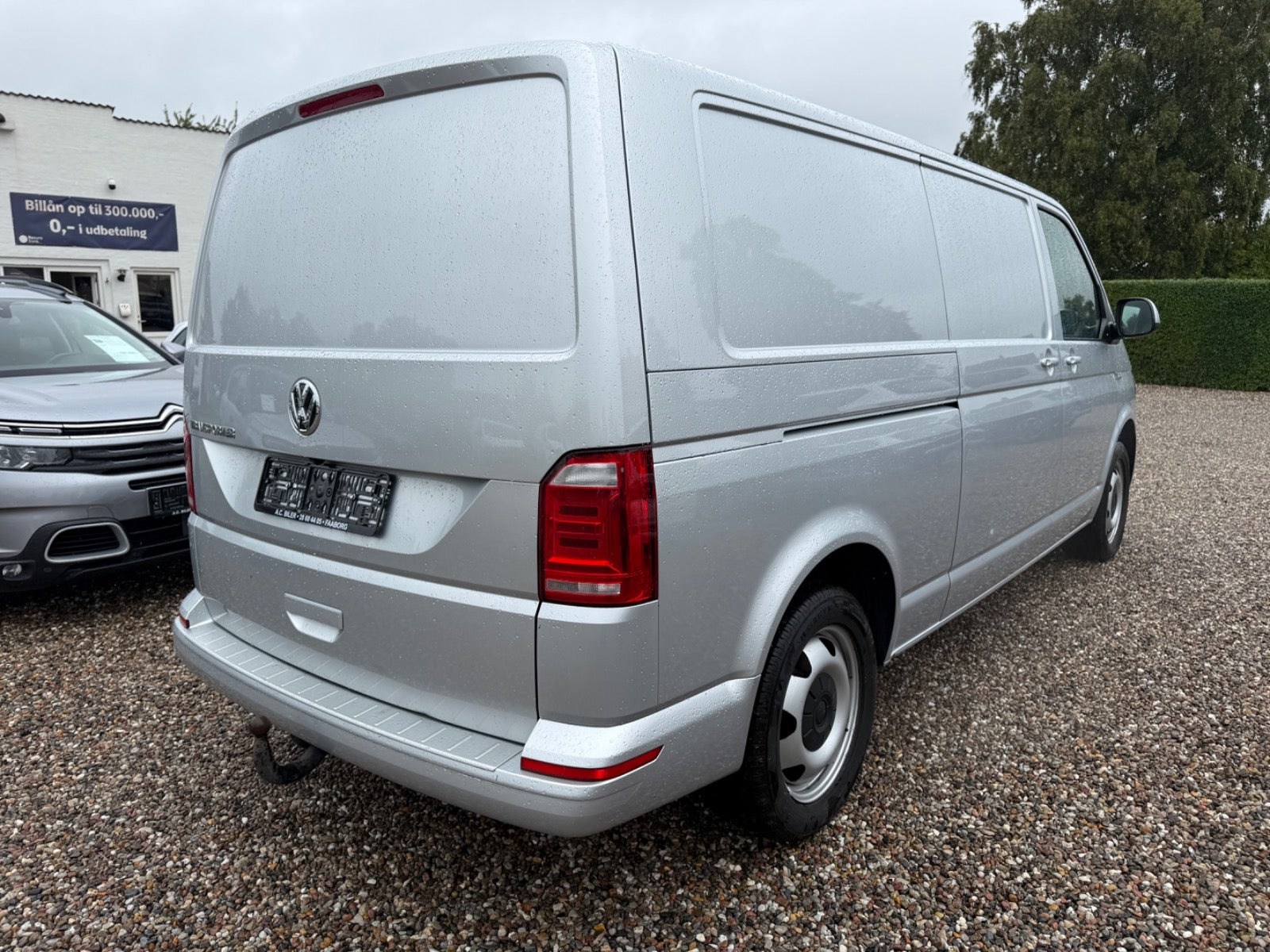Grå VW Transporter fra 2019