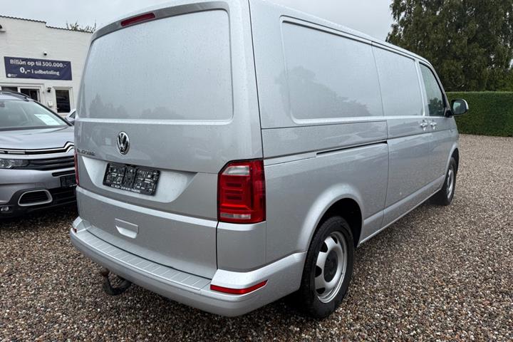 Grå VW Transporter fra 2019