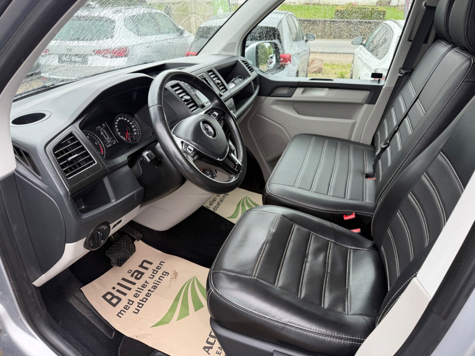 Grå VW Transporter fra 2019