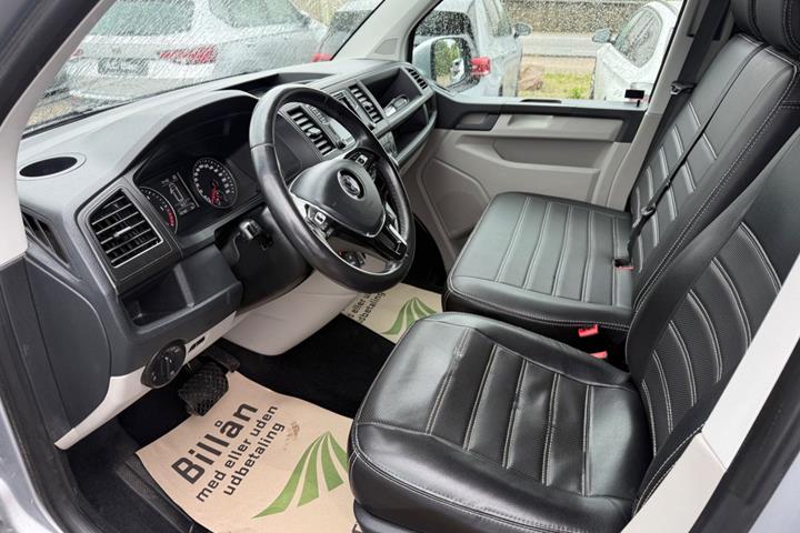 Grå VW Transporter fra 2019