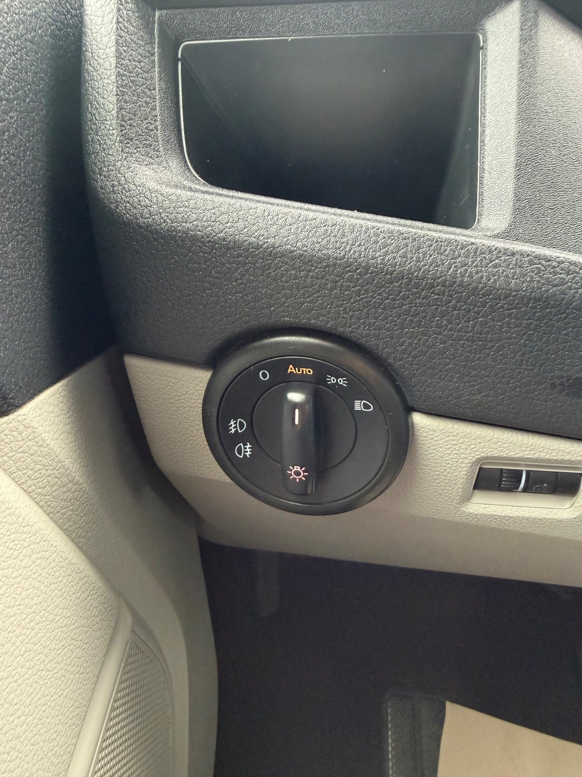 Grå VW Transporter fra 2019