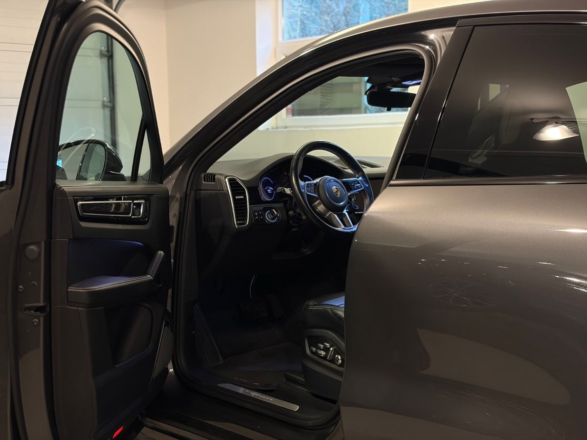 Grå Porsche Cayenne fra 2021