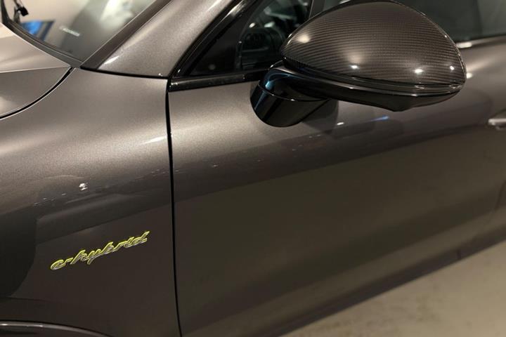 Grå Porsche Cayenne fra 2021