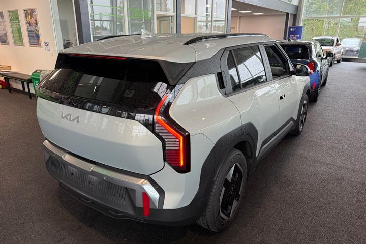 Sølv Kia EV3 fra 2025