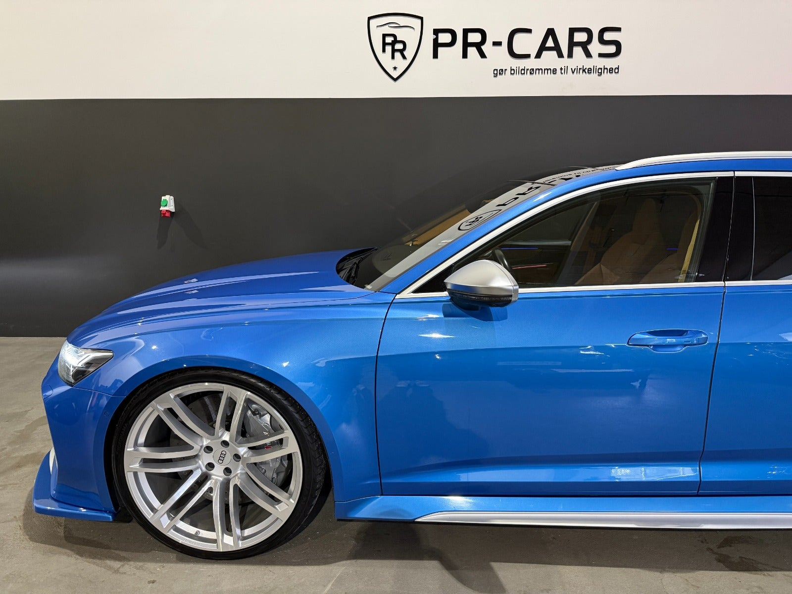 Blå Audi RS6 fra 2021