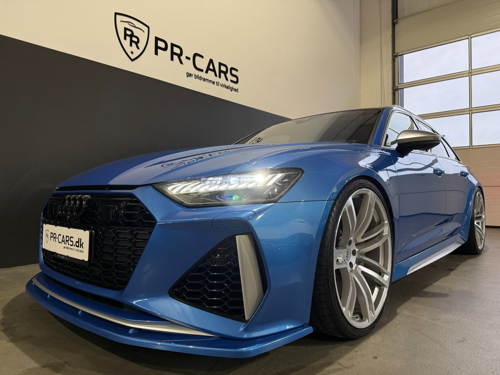 Blå Audi RS6 fra 2021