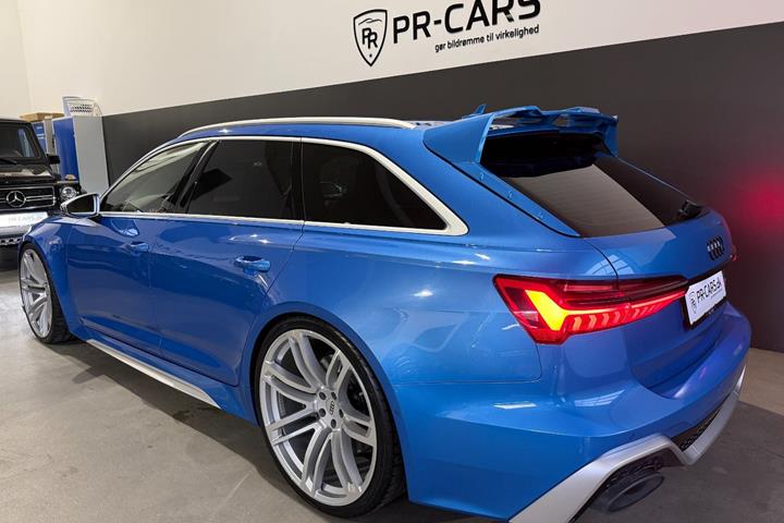 Blå Audi RS6 fra 2021