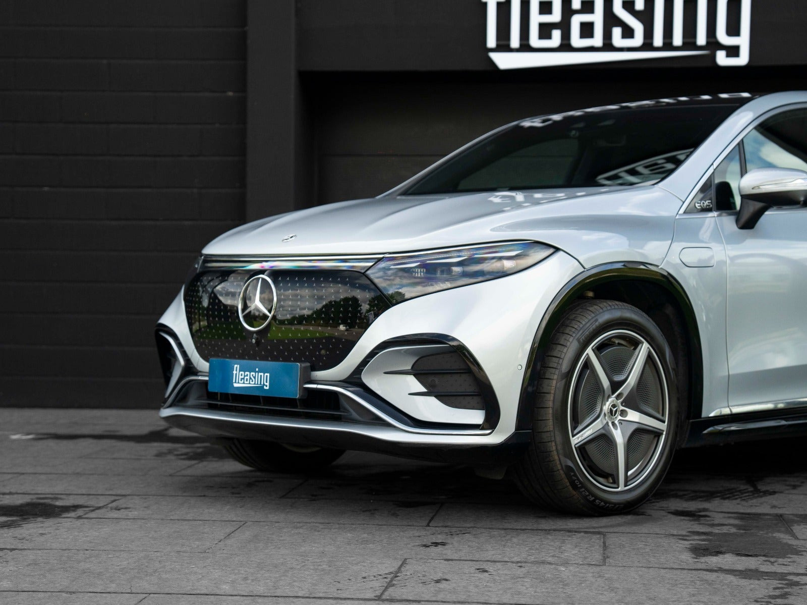 Sølv Mercedes EQS580 SUV fra 2024