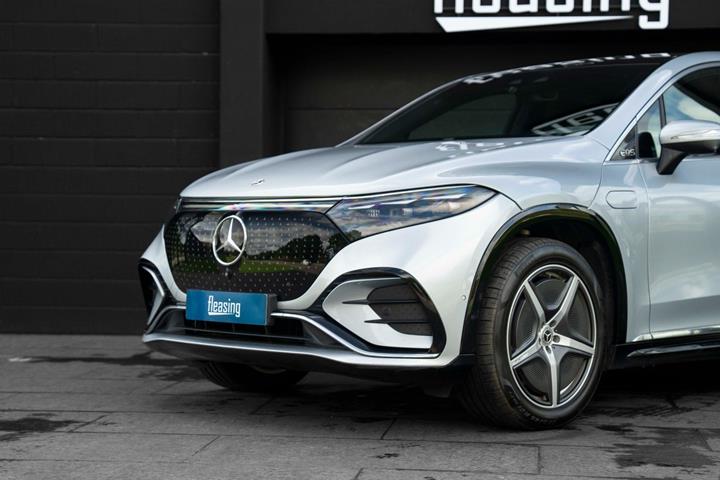 Sølv Mercedes EQS580 SUV fra 2024