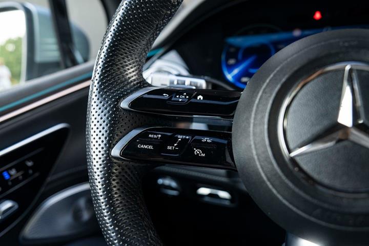 Sølv Mercedes EQS580 SUV fra 2024