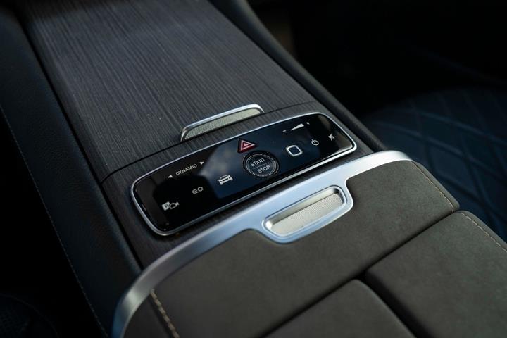 Sølv Mercedes EQS580 SUV fra 2024