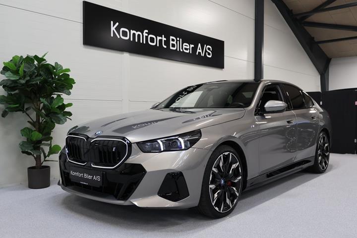 Orange BMW i5 fra 2025