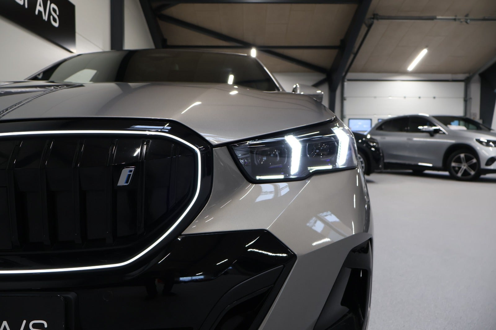 Orange BMW i5 fra 2025