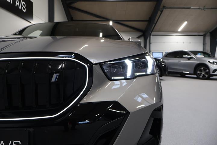 Orange BMW i5 fra 2025