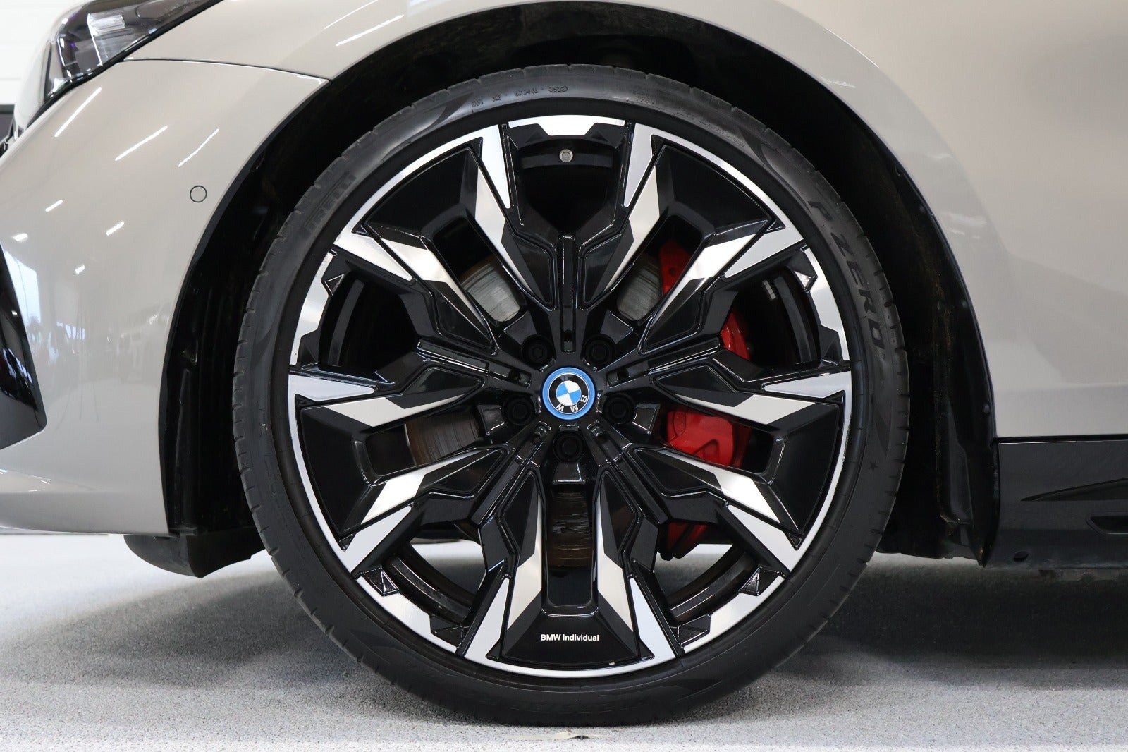 Orange BMW i5 fra 2025