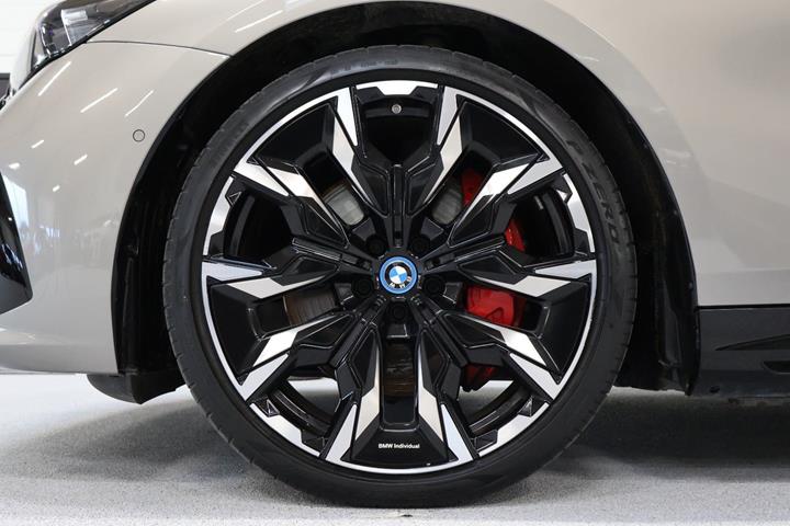 Orange BMW i5 fra 2025