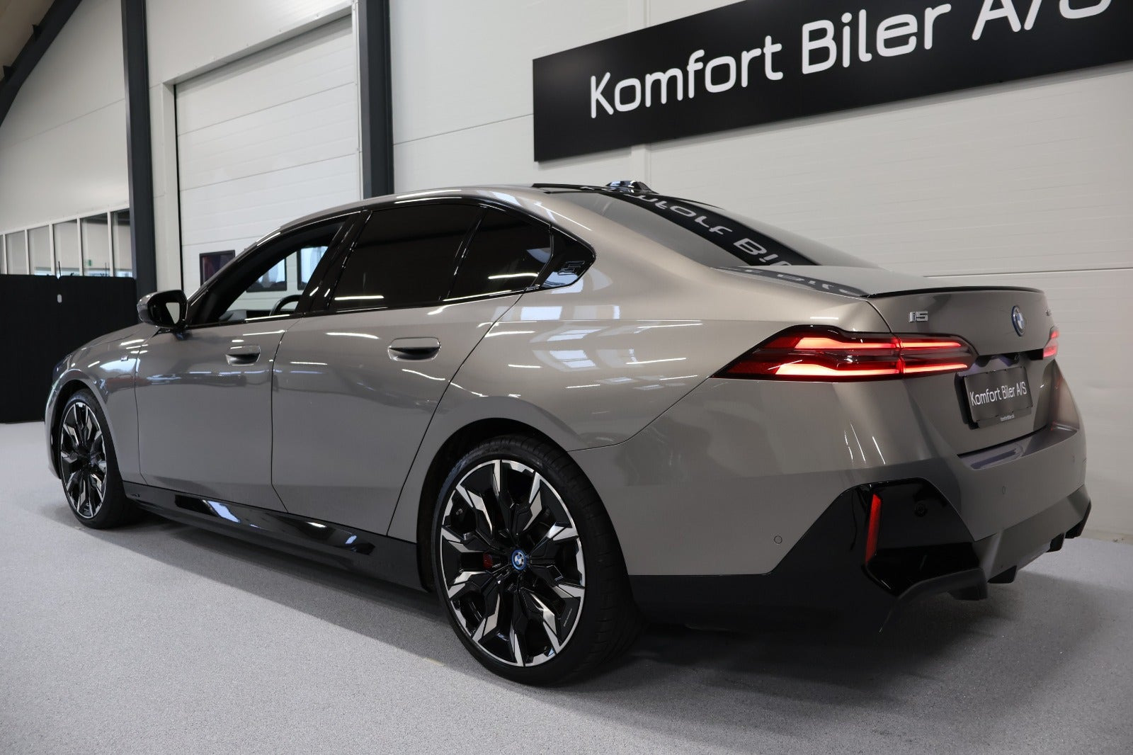 Orange BMW i5 fra 2025