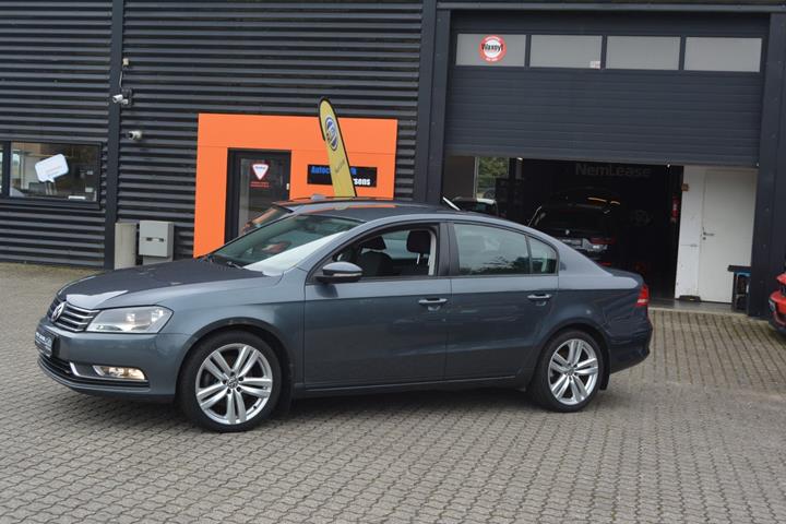 Grå VW Passat fra 2011