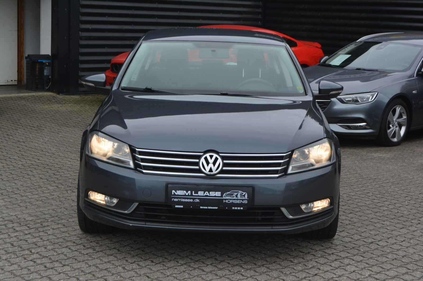 Grå VW Passat fra 2011