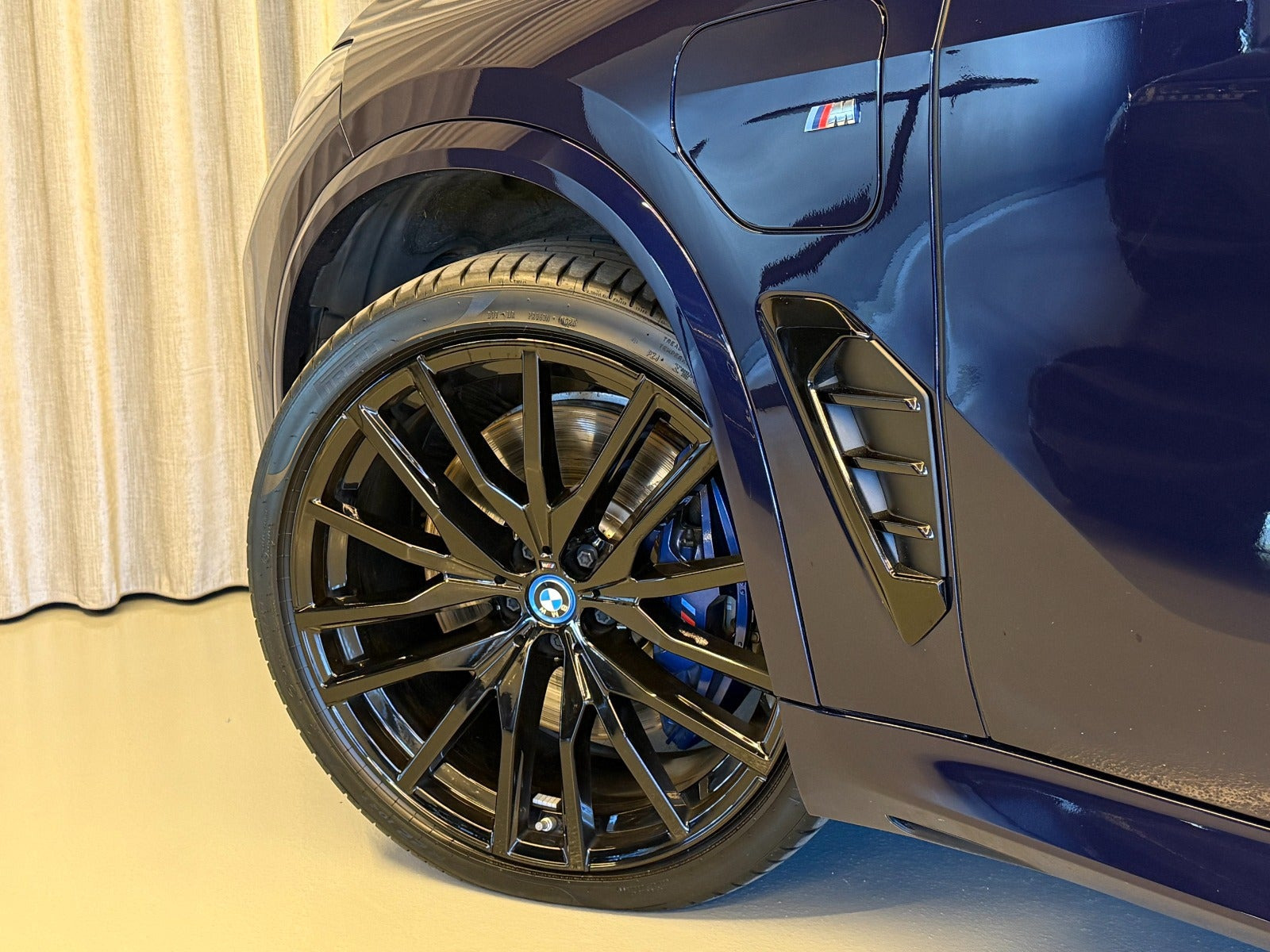 Blå BMW X5 fra 2025
