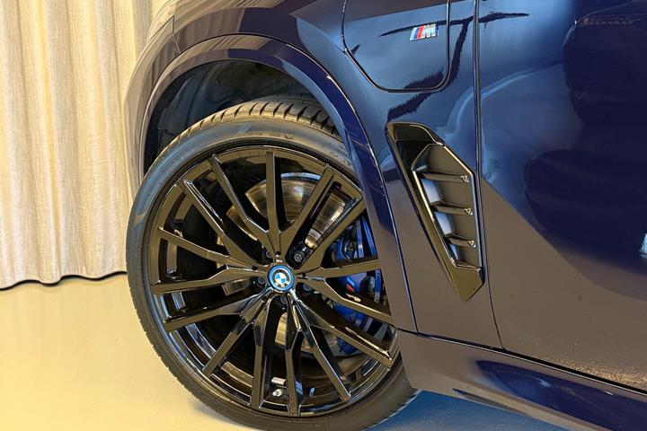 Blå BMW X5 fra 2025