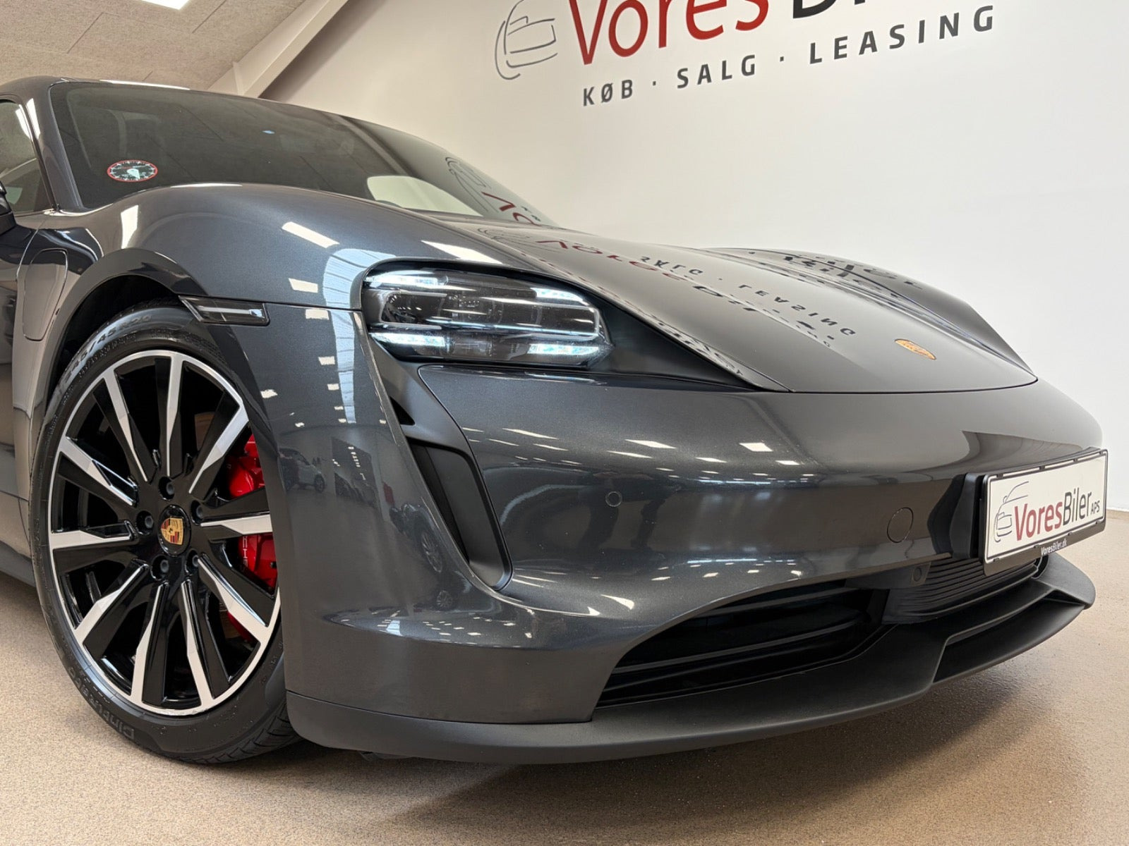 Grå Porsche Taycan 4S fra 2021