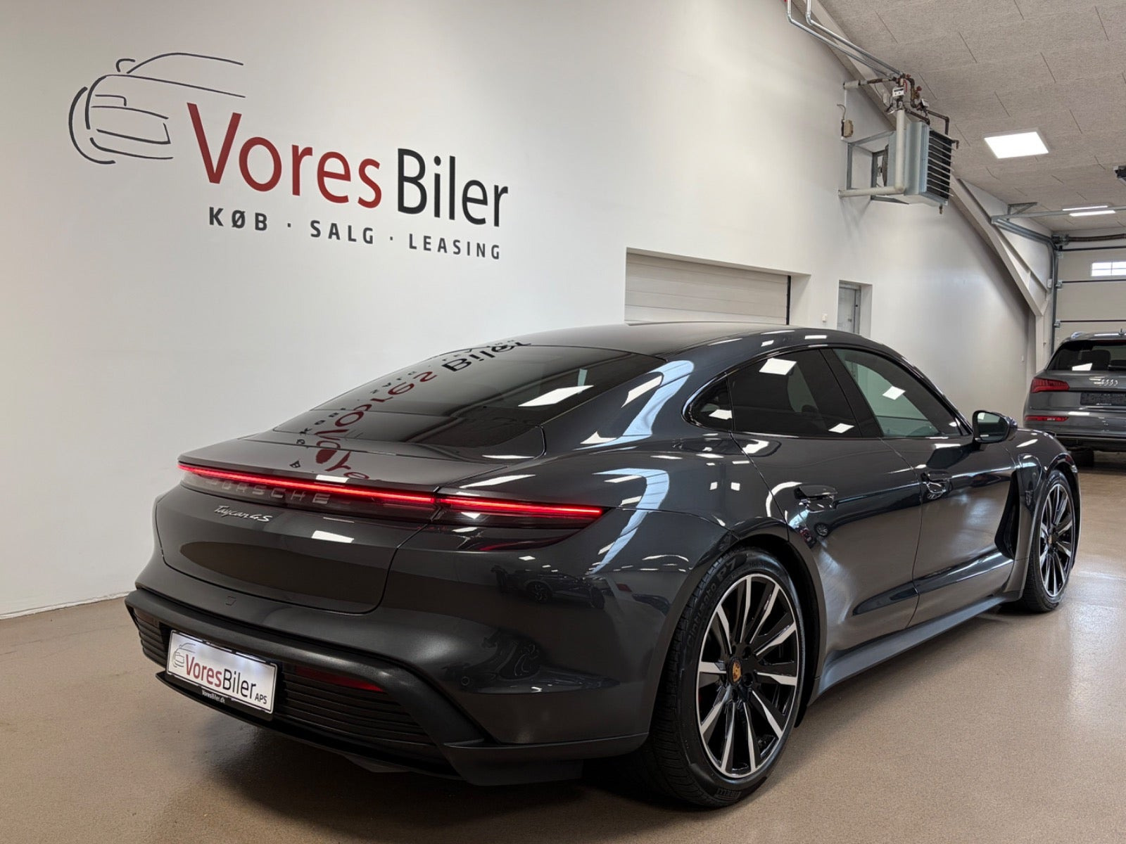 Grå Porsche Taycan 4S fra 2021