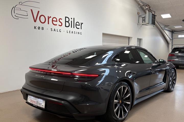 Grå Porsche Taycan 4S fra 2021