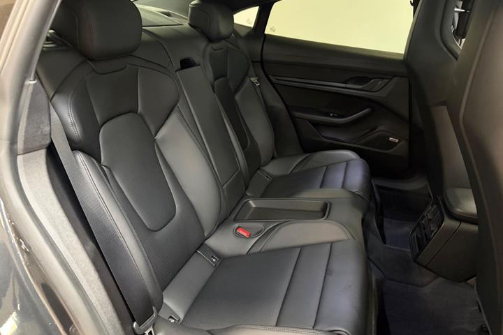 Grå Porsche Taycan 4S fra 2021