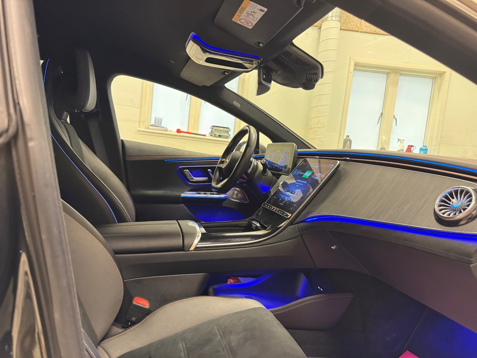 Sort Mercedes EQE350+ fra 2024