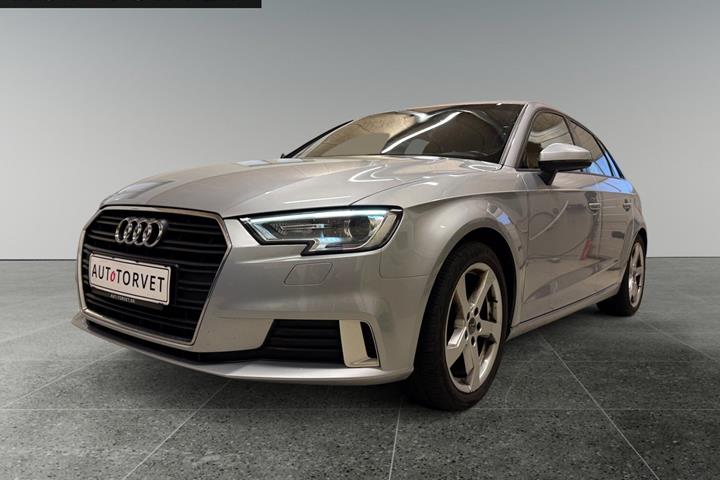 Sølv Audi A3 fra 2017 set udefra
