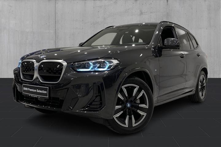 Grå BMW iX3 fra 2023 set udefra