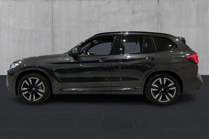 Grå BMW iX3 fra 2023