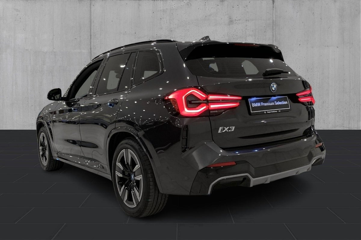 Grå BMW iX3 fra 2023