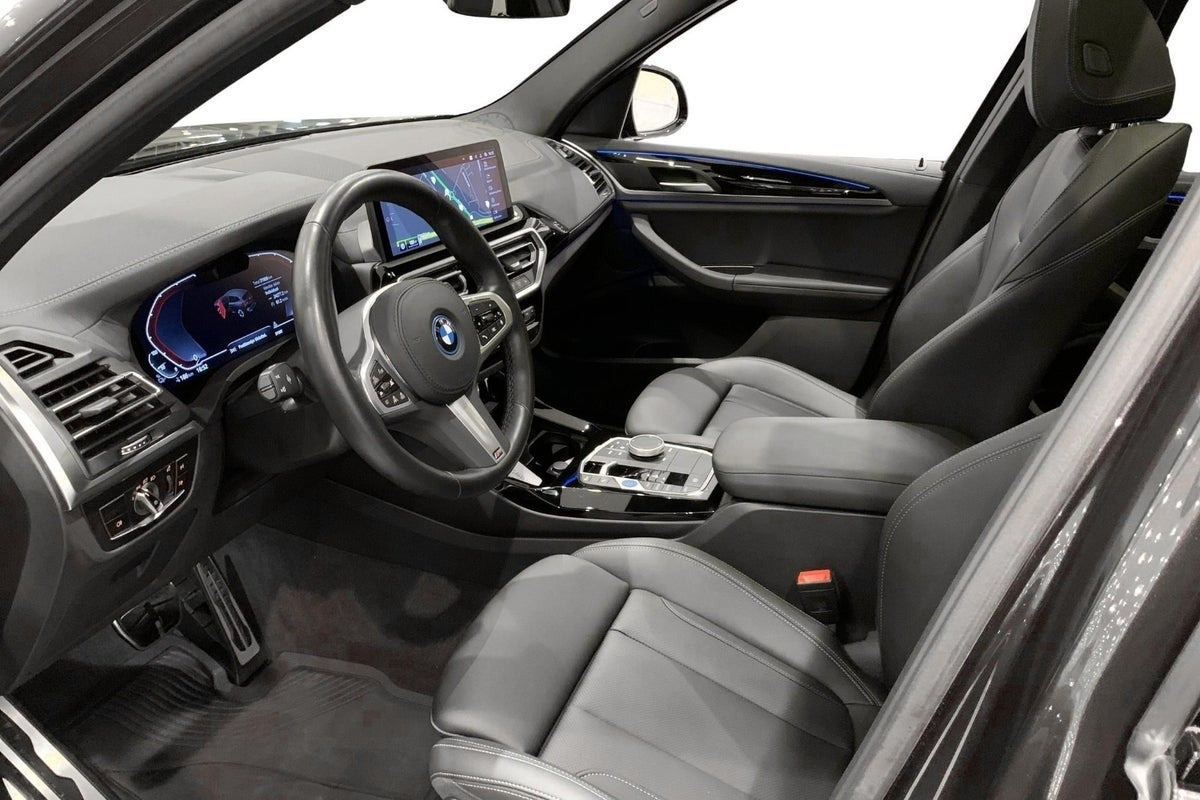 Grå BMW iX3 fra 2023