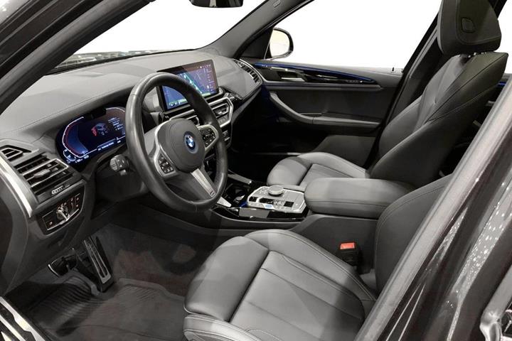 Grå BMW iX3 fra 2023