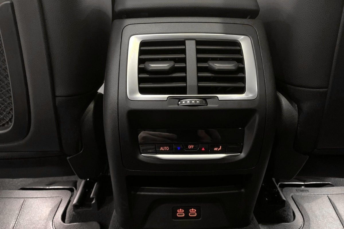 Grå BMW iX3 fra 2023