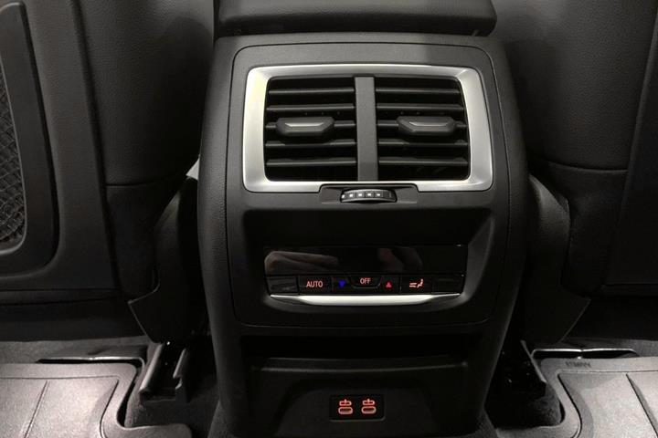 Grå BMW iX3 fra 2023