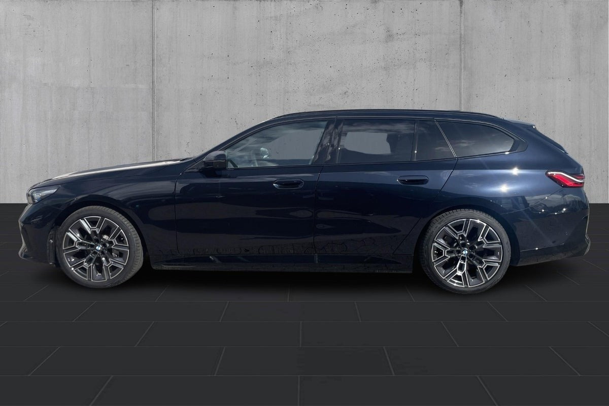 Sort BMW i5 fra 2025