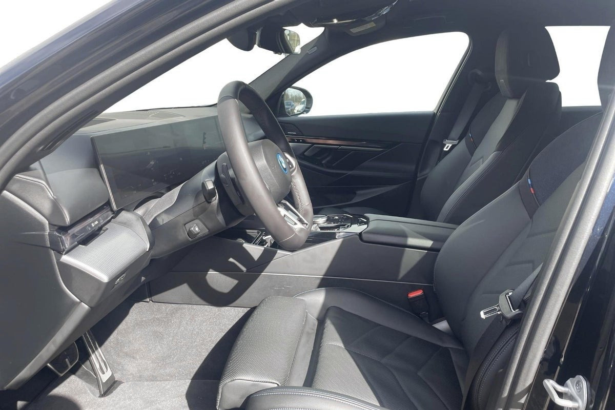 Sort BMW i5 fra 2025