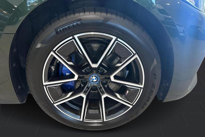 Grøn BMW i4 fra 2024