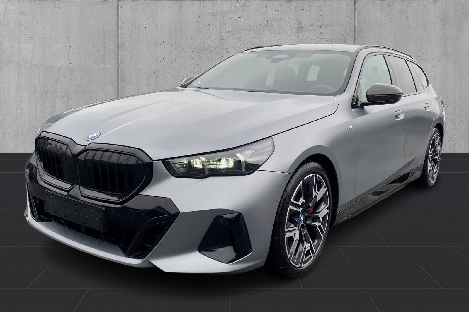 Grå BMW i5 fra 2025