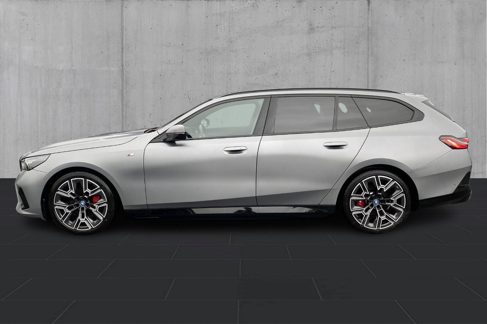 Grå BMW i5 fra 2025