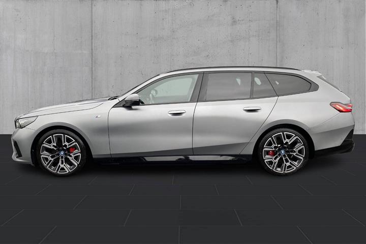 Grå BMW i5 fra 2025