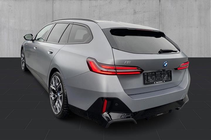Grå BMW i5 fra 2025