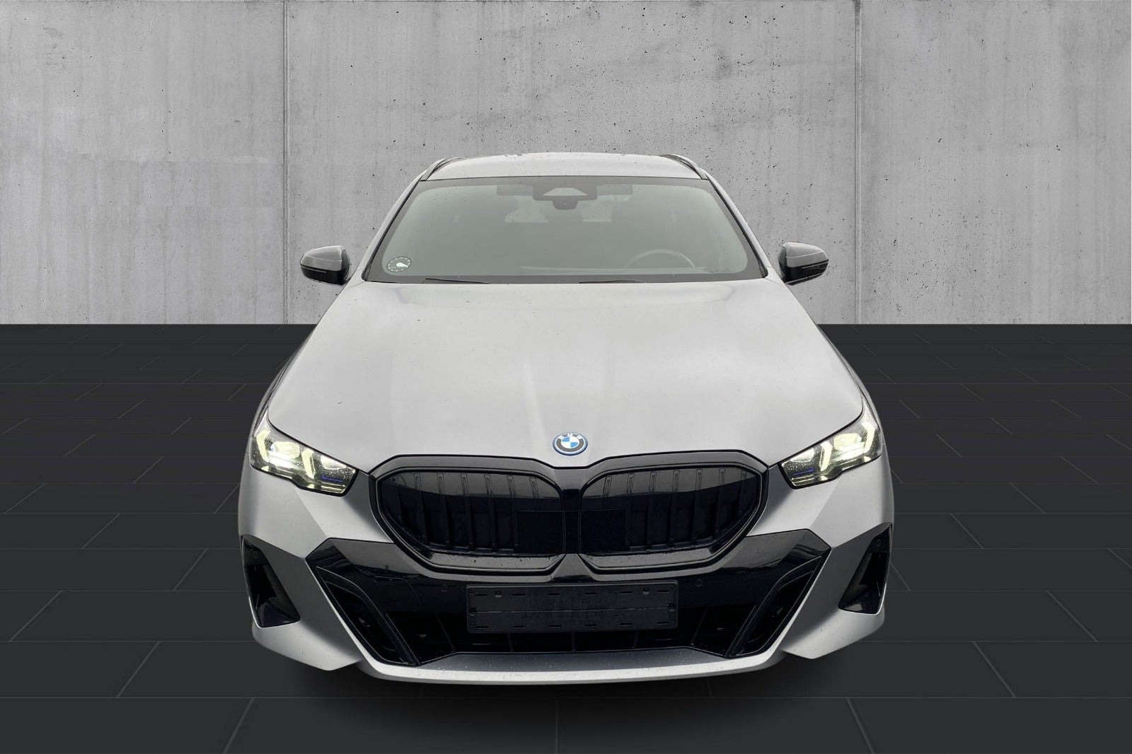 Grå BMW i5 fra 2025
